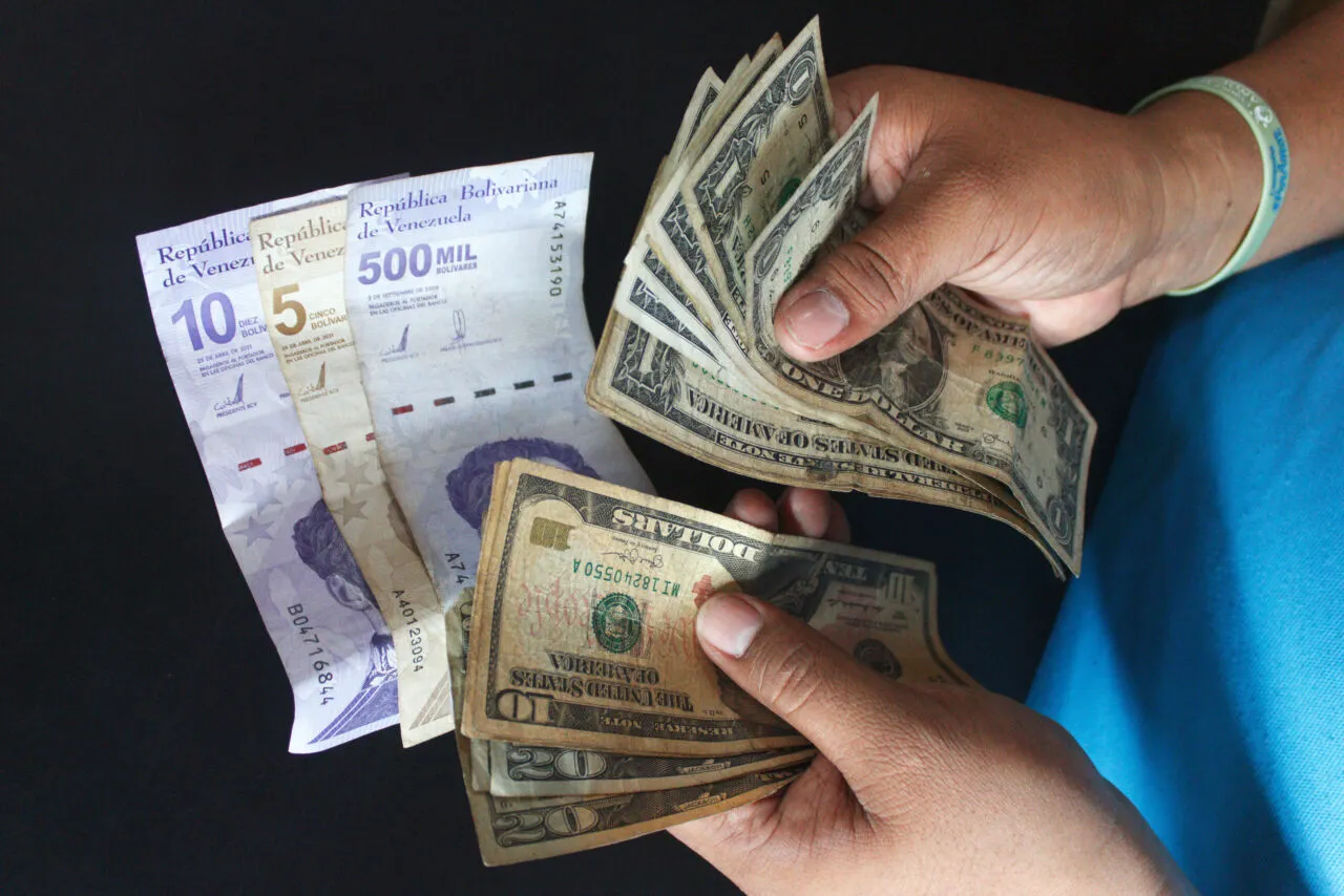 Dólares y Bolívares.