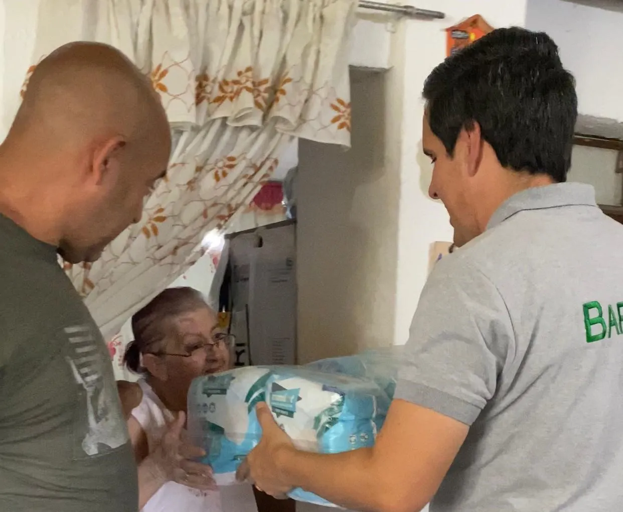 Luis Aguilar Concejal del Municipio Baruta realiza entrega de insumos médicos en el Sector Las Minas.