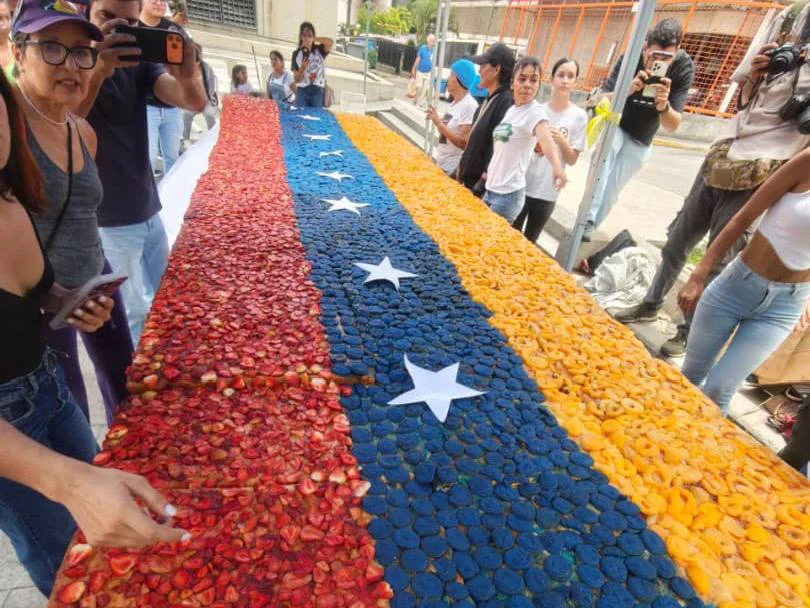 Una torta gigante llegó a los niños y jóvenes de La Guaira y Caracas